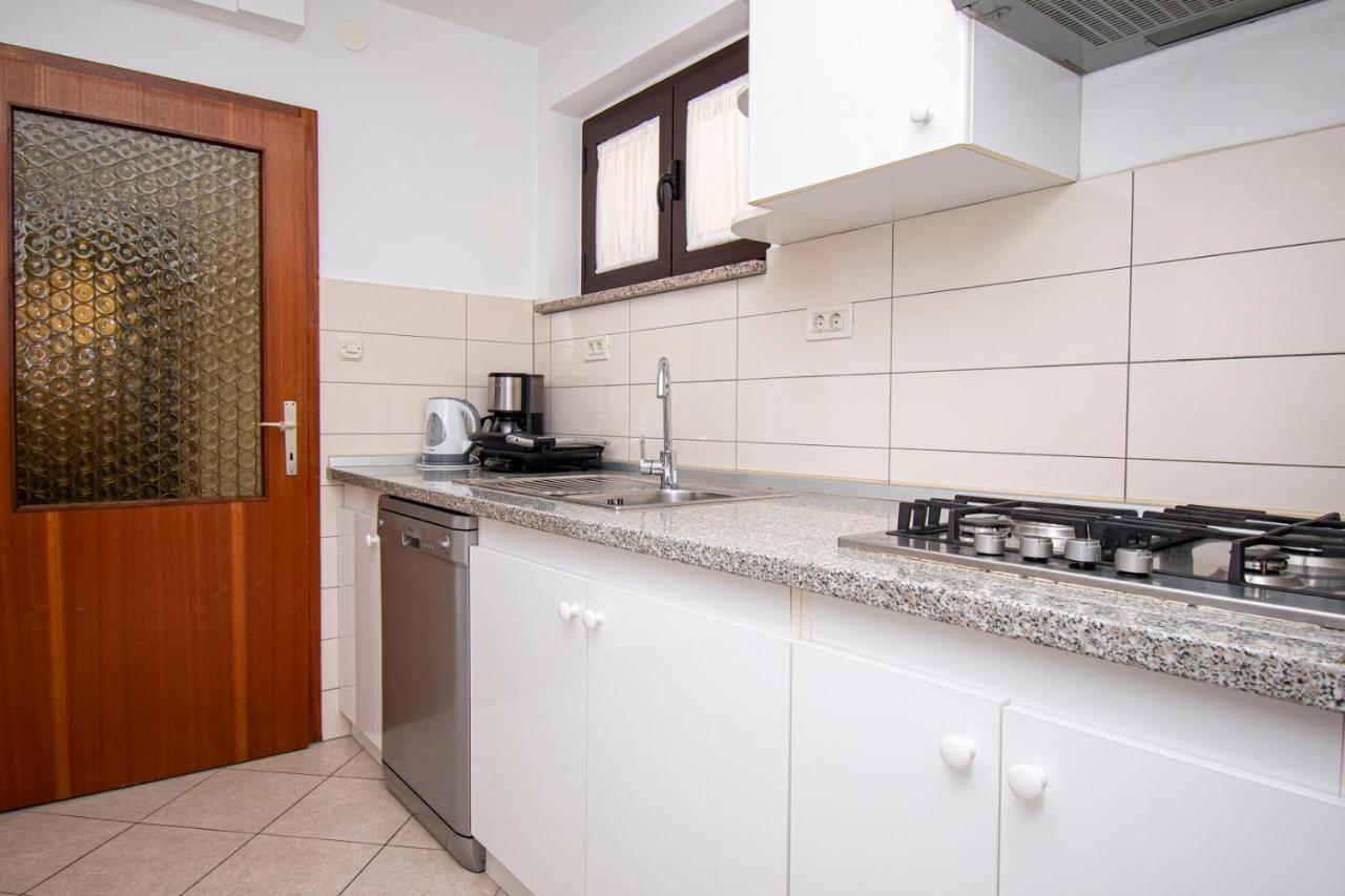 Holiday Apartment 50M From The Beach Pjescana Uvala Exterior foto