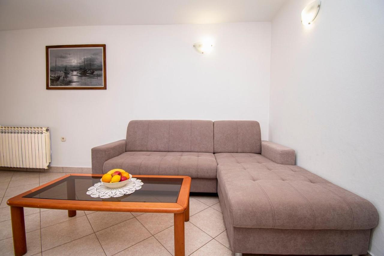 Holiday Apartment 50M From The Beach Pjescana Uvala Exterior foto